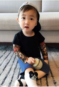 Дитяча чорна футболка з tattoo рукавами